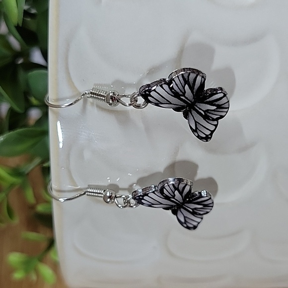 🔥LAST PAIR🔥 ZEBRA BUTTERFLY CHARM DROP EARRINGS - Picture 5 of 7